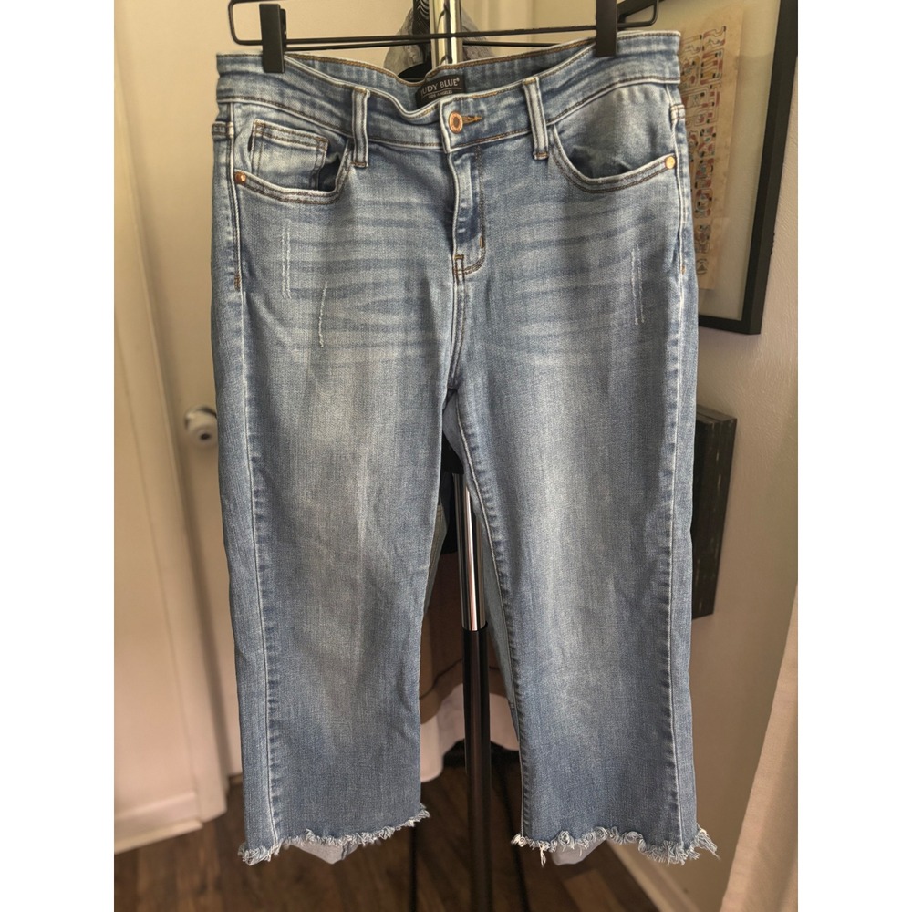 Judy Blue Los Angeles Womens Capris Medium Wash Frayed Hem Size 13 31 Denim